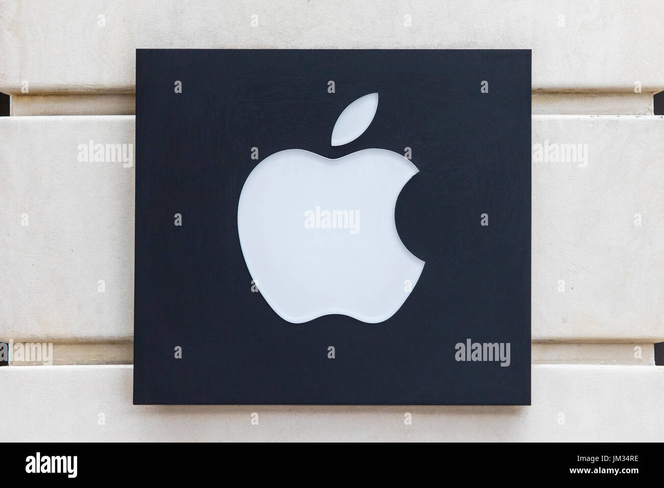 LILLE, Francia - 25 giugno 2017: La società Apple logo sulla parte esterna del negozio Apple Store di Lille in Francia, il 25 giugno 2017. Foto Stock