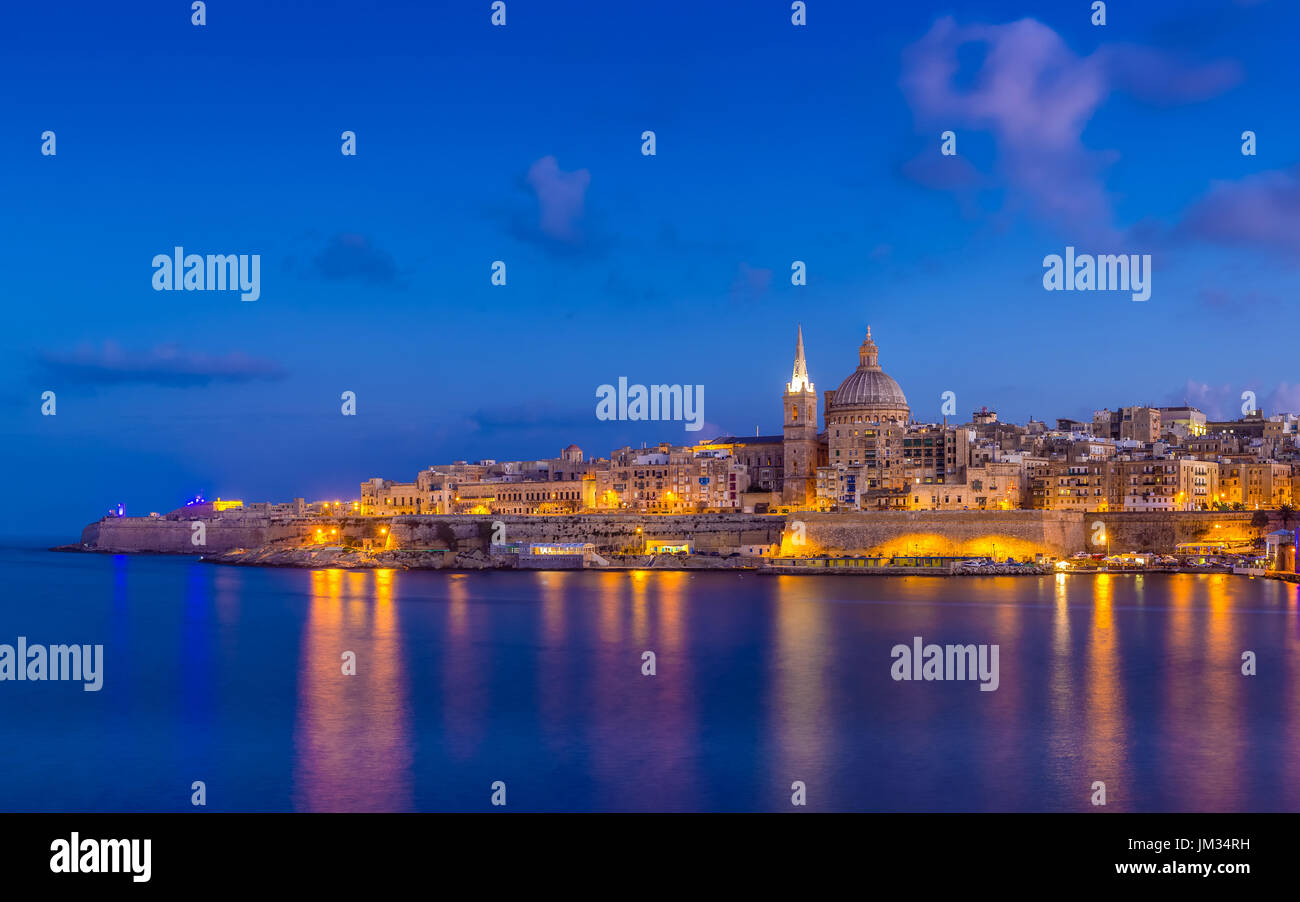 La Valletta, Malta - panoramico vista dello skyline della famosa Basilica di San Paolo la cattedrale e la città di La Valletta al blue ora Foto Stock