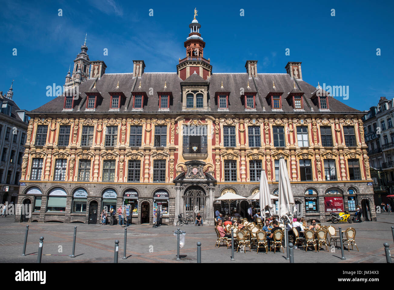 Una vista della magnifica Vieille Bourse - la vecchia Borsa edificio  situato nella Grand Place, nel centro storico della città di Lille in  Francia Foto stock - Alamy