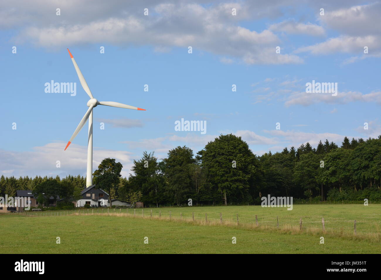 Schleiden, Germania - 22 Luglio 2017: parco eolico nella regione tedesca di Eifel come parte della rivoluzione energetica Foto Stock