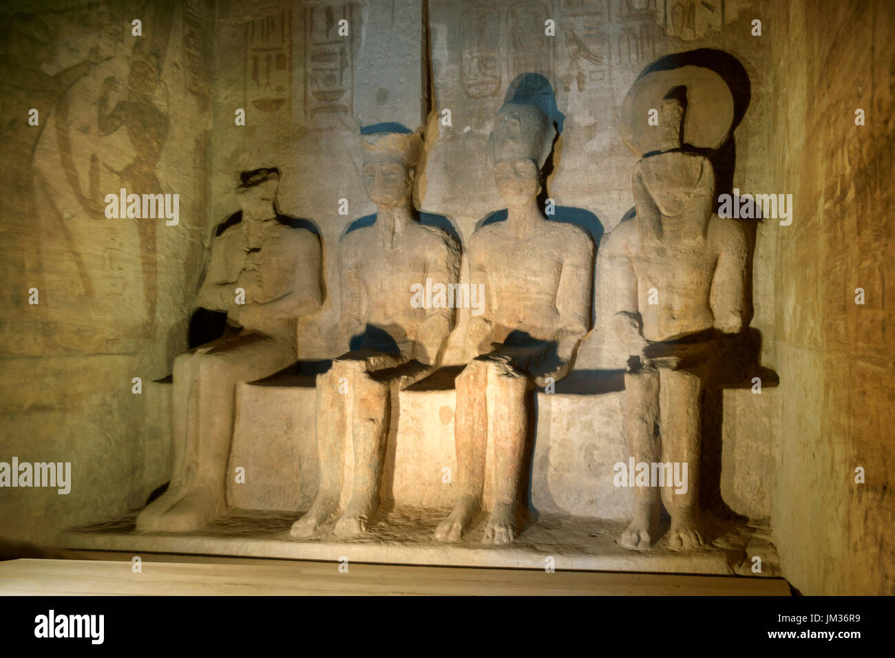 Aegypten ha, Abu Simbel, Ramses II. inmitten der Göttertrinität Amon, Ptah und Re Sanktuarium im im Tempel vom Ramses II. Foto Stock