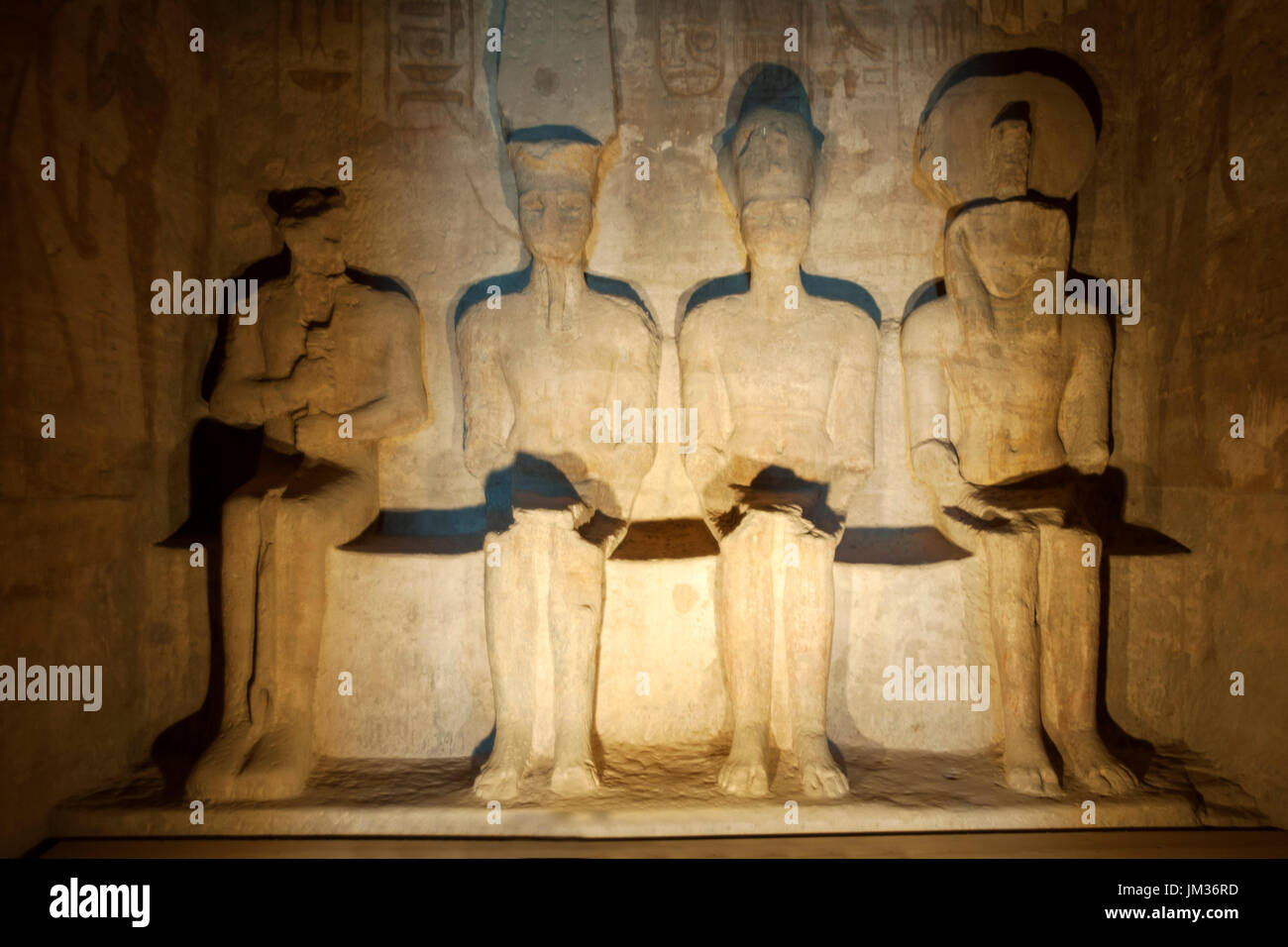 Aegypten ha, Abu Simbel, Ramses II. inmitten der Göttertrinität Amon, Ptah und Re Sanktuarium im im Tempel vom Ramses II. Foto Stock