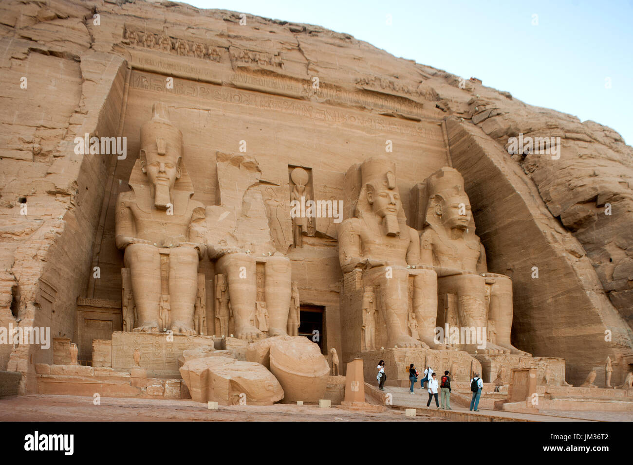 Aegypten ha, Abu Simbel, Kolossalstatuen vor dem Tempel von Ramses II. Foto Stock