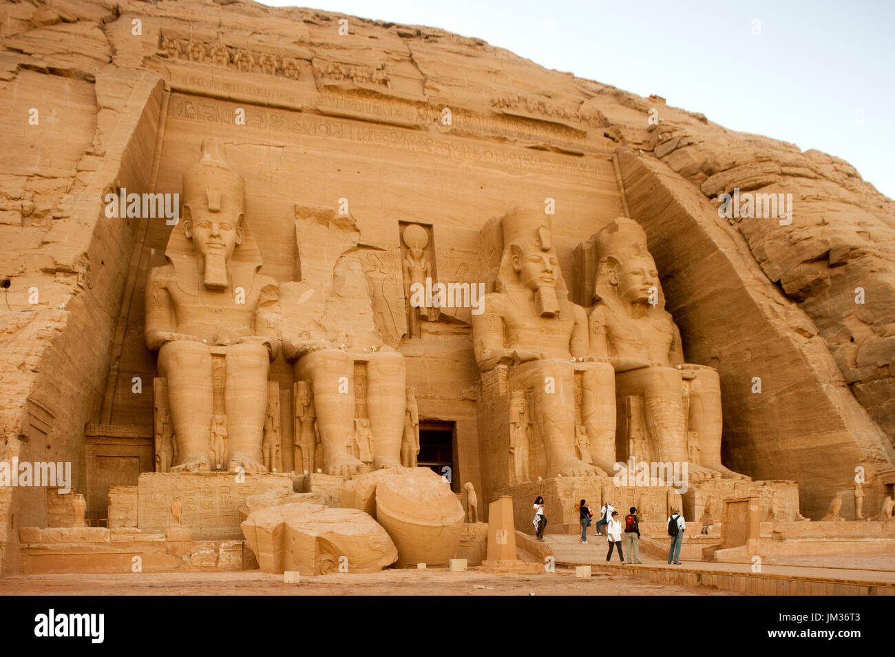 Aegypten ha, Abu Simbel, Kolossalstatuen vor dem Tempel von Ramses II. Foto Stock