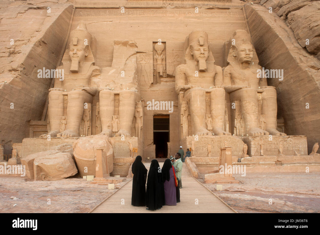 Aegypten ha, Abu Simbel, Kolossalstatuen vor dem Tempel von Ramses II. Foto Stock