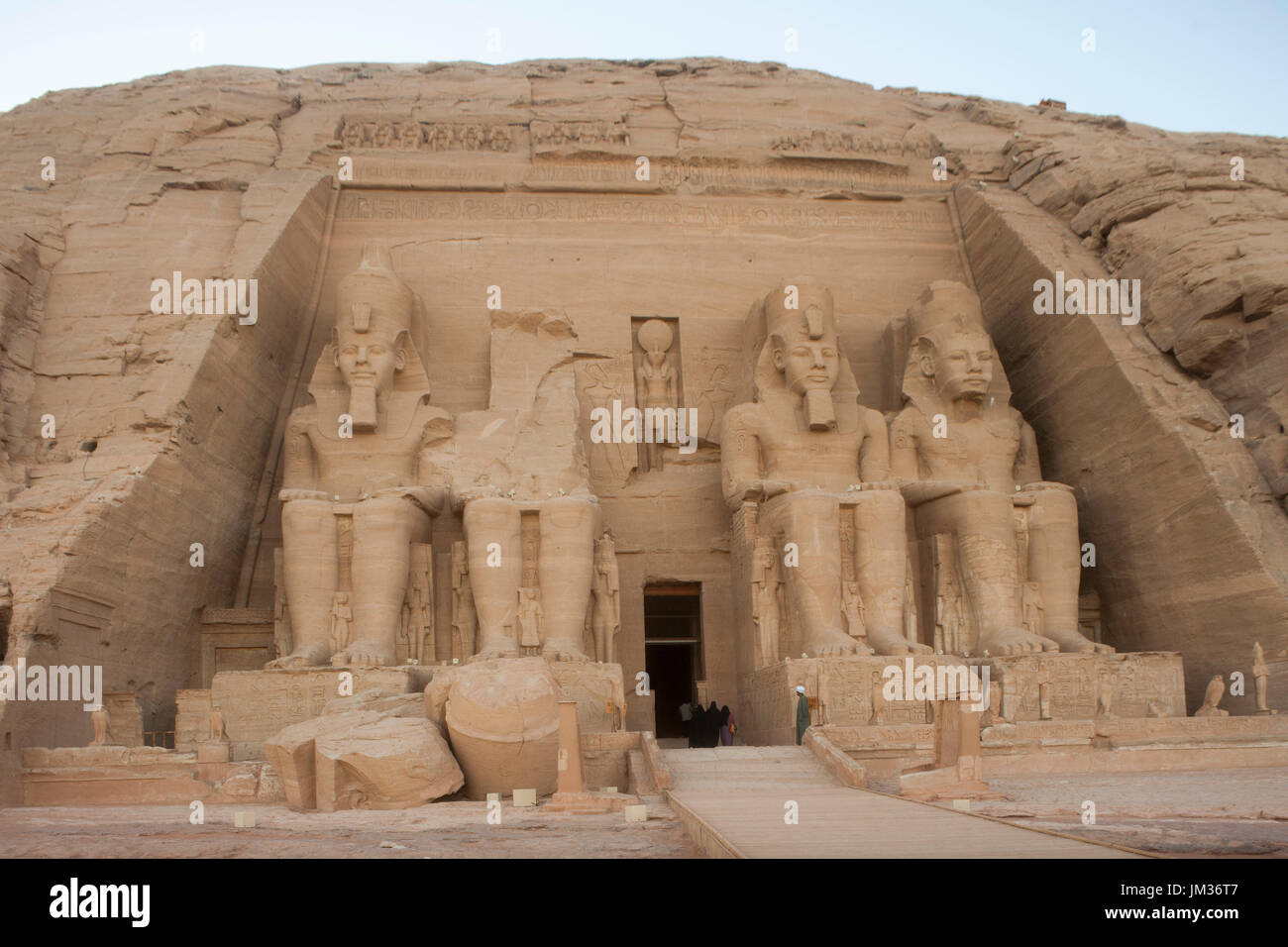 Aegypten ha, Abu Simbel, Kolossalstatuen vor dem Tempel von Ramses II. Foto Stock