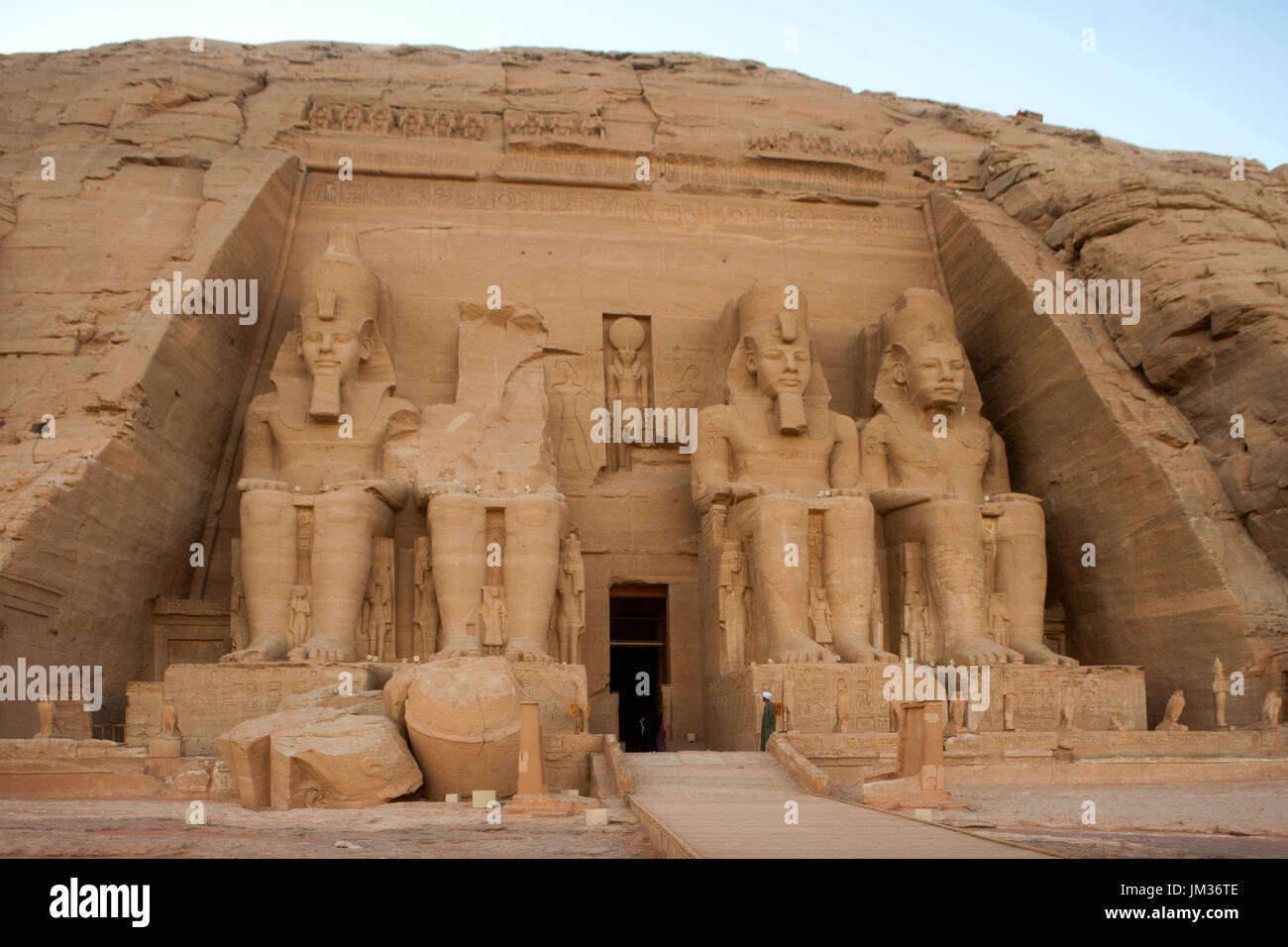 Aegypten ha, Abu Simbel, Kolossalstatuen vor dem Tempel von Ramses II. Foto Stock