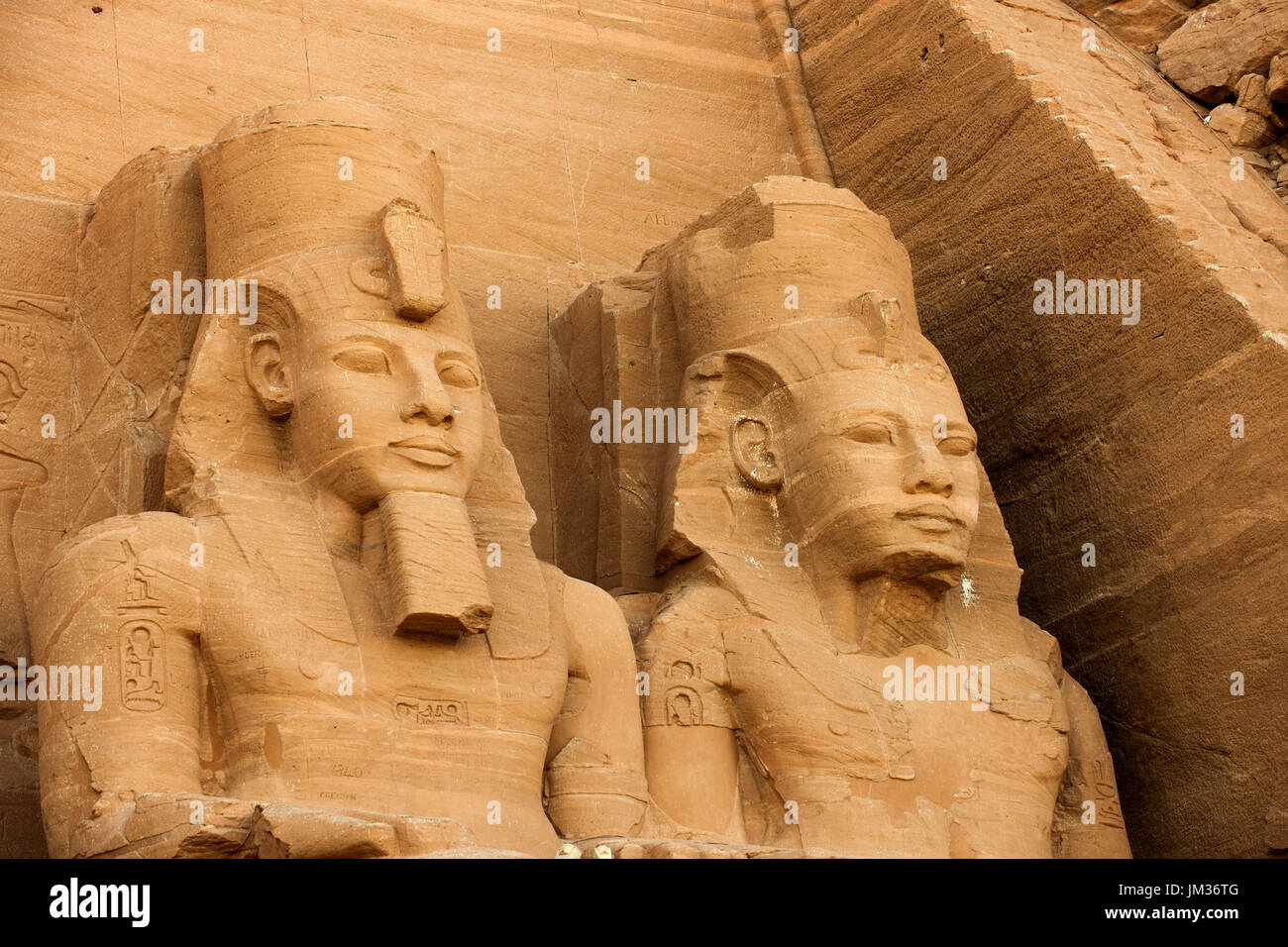 Aegypten ha, Abu Simbel, Kolossalstatuen vor dem Tempel von Ramses II. Foto Stock