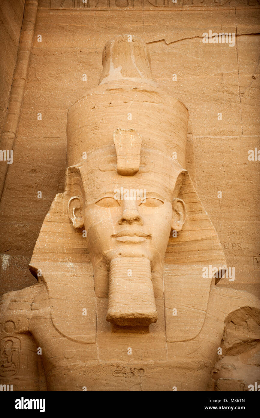 Aegypten ha, Abu Simbel, Kolossalstatue vor dem Tempel von Ramses II. Foto Stock