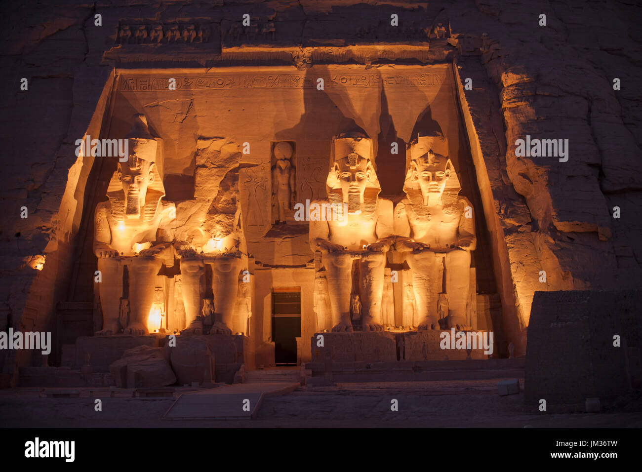 Aegypten ha, Abu Simbel, Kolossalstatuen vor dem Tempel von Ramses II. während der Sound & Light Show Foto Stock