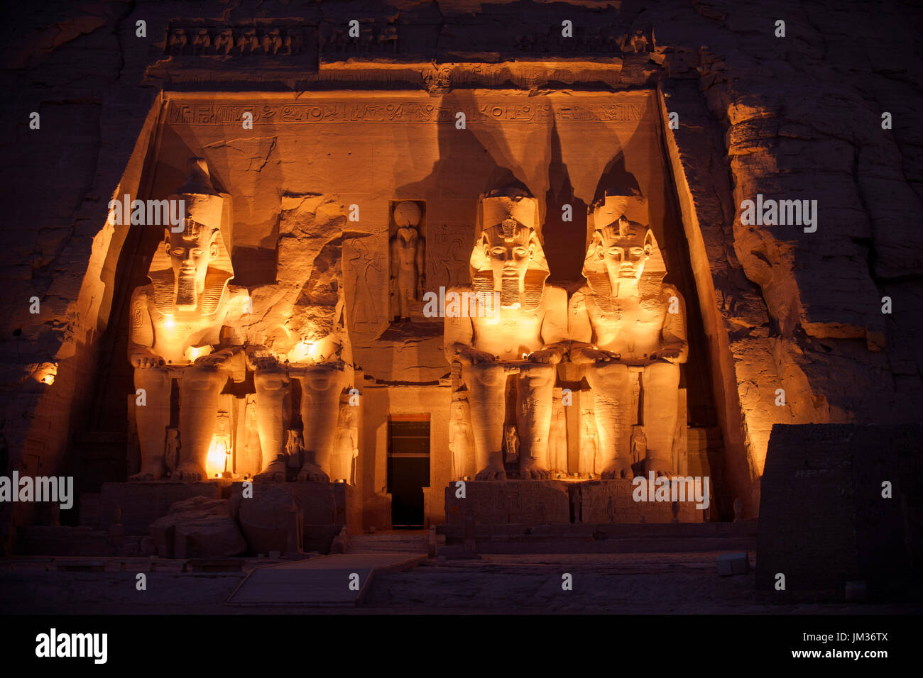 Aegypten ha, Abu Simbel, Kolossalstatuen vor dem Tempel von Ramses II. während der Sound & Light Show Foto Stock