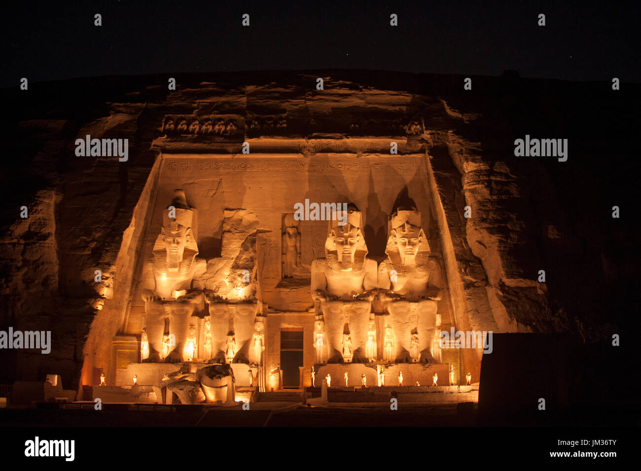 Aegypten ha, Abu Simbel, Kolossalstatuen vor dem Tempel von Ramses II. während der Sound & Light Show Foto Stock