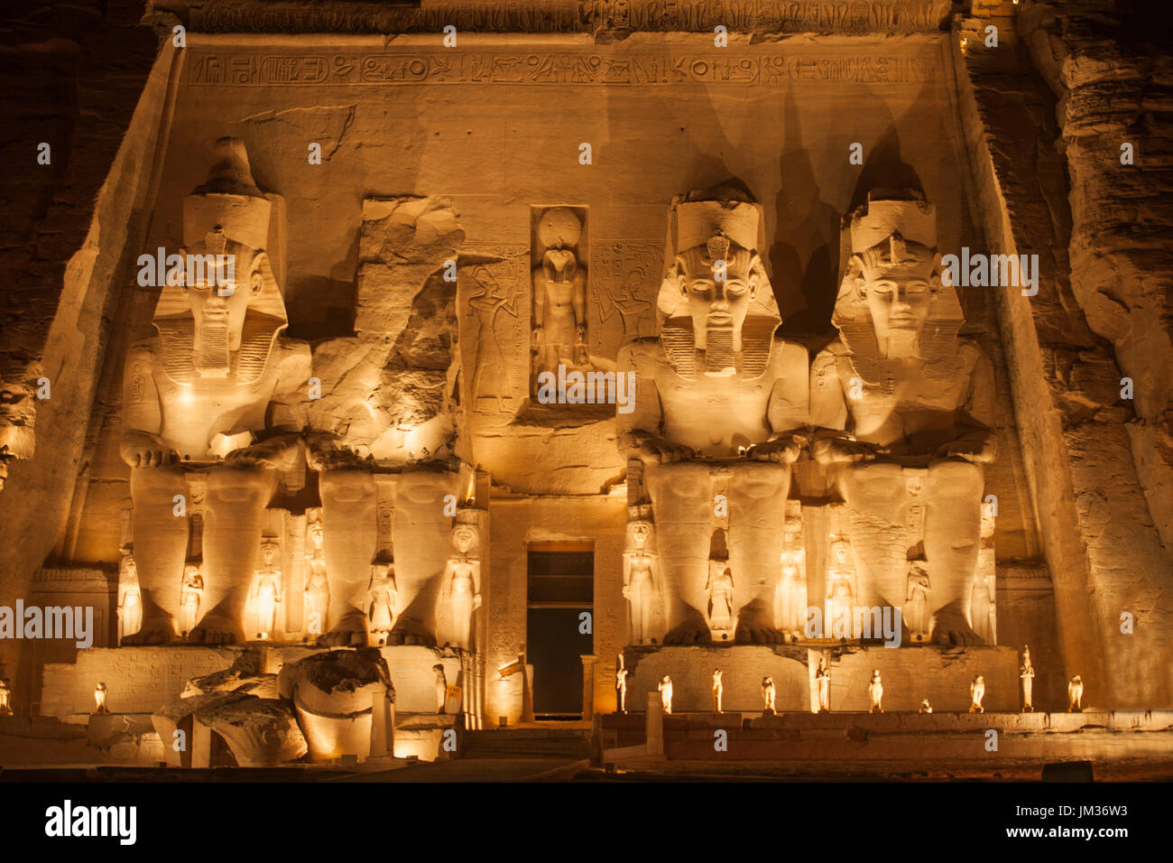 Aegypten ha, Abu Simbel, Kolossalstatuen vor dem Tempel von Ramses II. während der Sound & Light Show Foto Stock