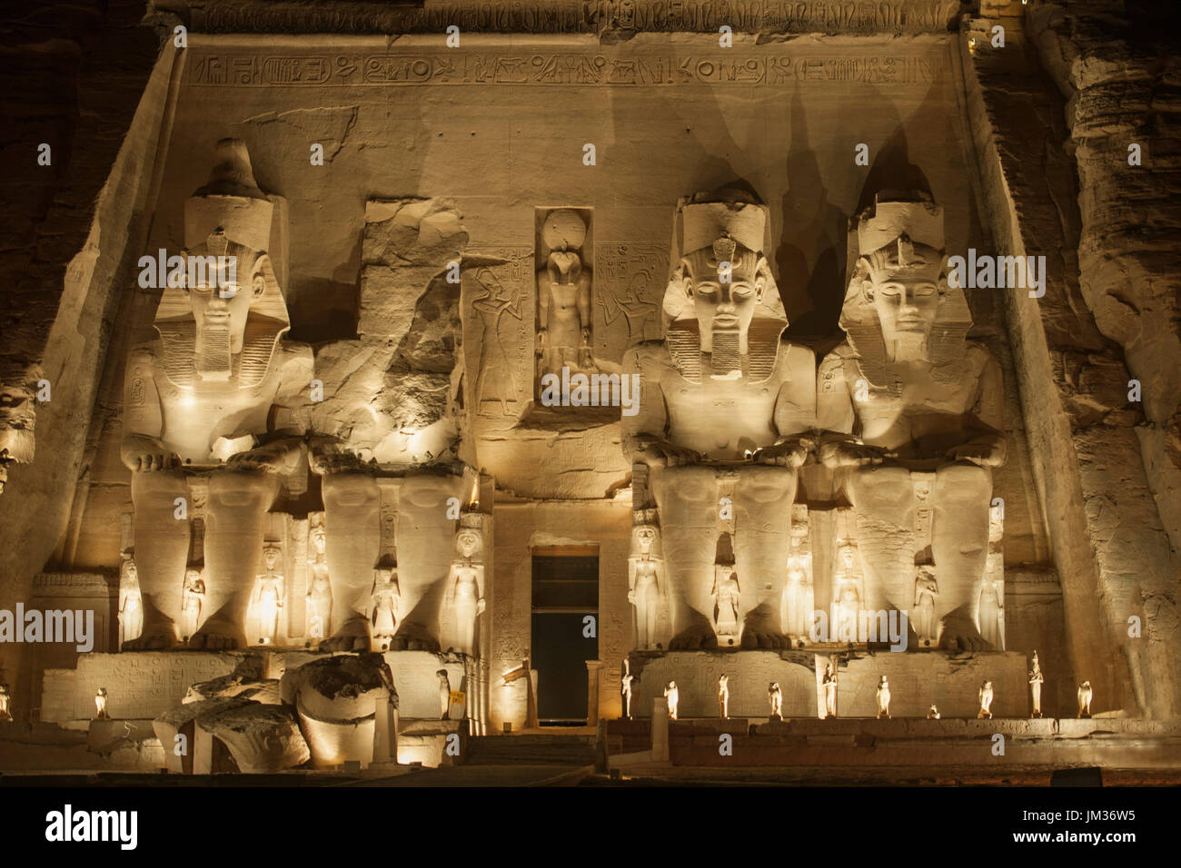 Aegypten ha, Abu Simbel, Kolossalstatuen vor dem Tempel von Ramses II. während der Sound & Light Show Foto Stock