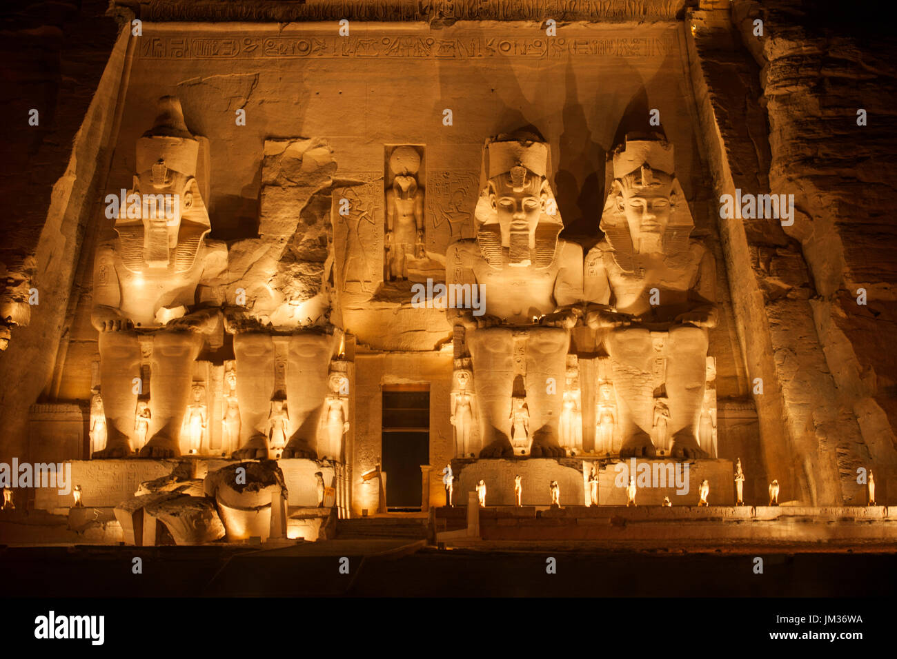 Aegypten ha, Abu Simbel, Kolossalstatuen vor dem Tempel von Ramses II. während der Sound & Light Show Foto Stock