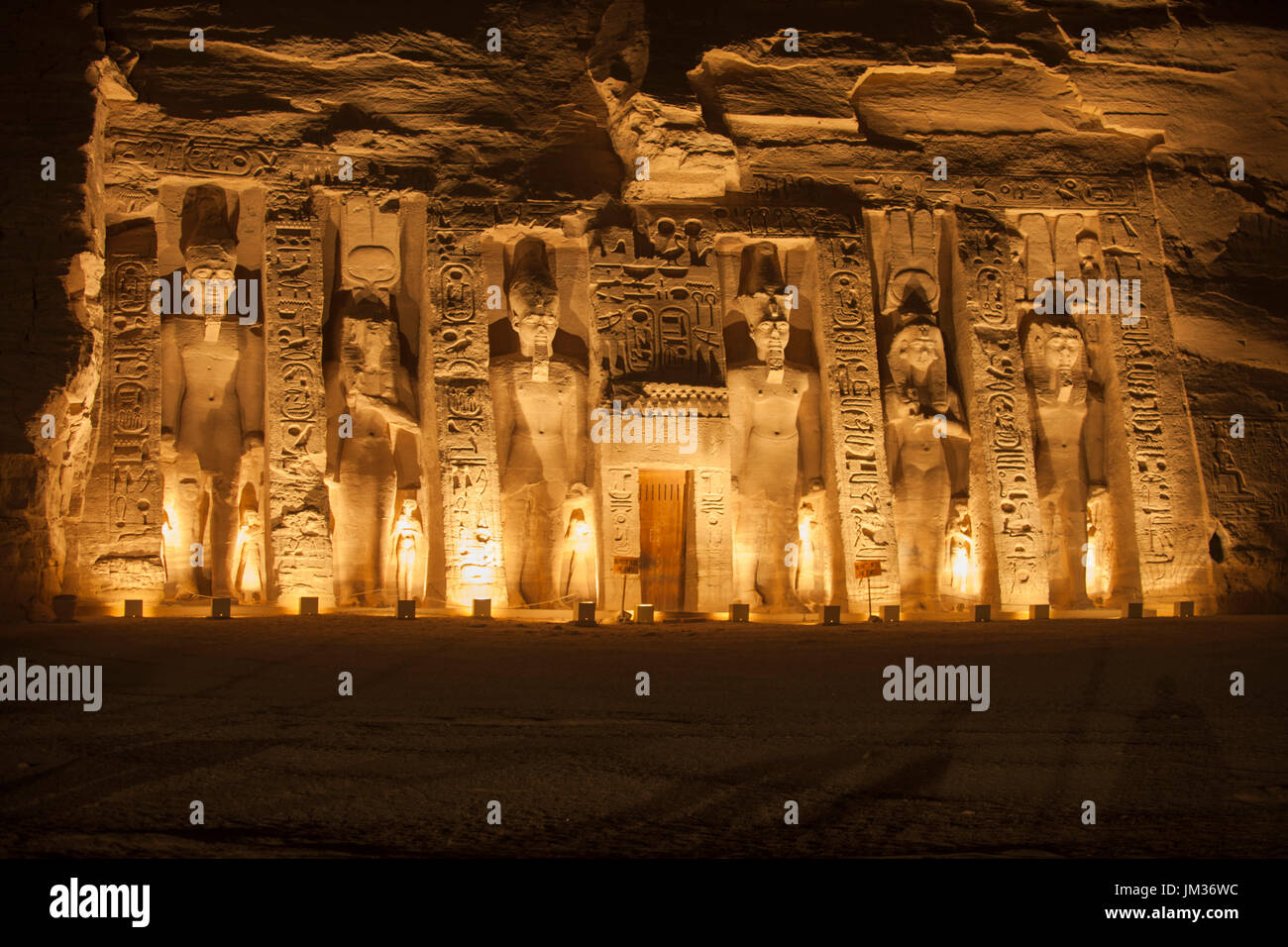 Aegypten ha, Abu Simbel, kleiner Tempel der Nefertari, der Lieblingsfrau von Ramses II. während der Sound & Light Show Foto Stock