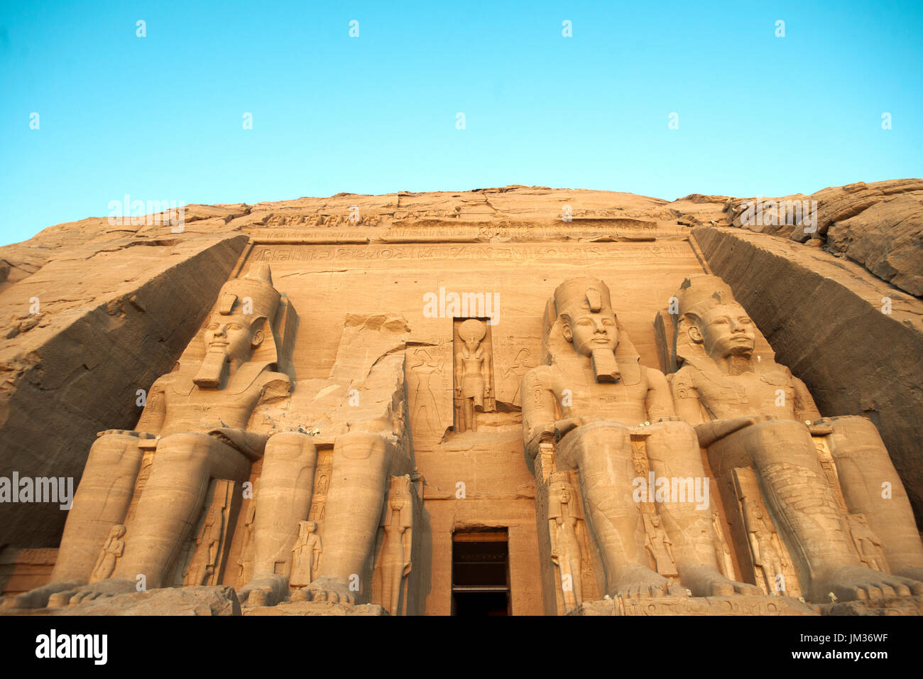 Aegypten ha, Abu Simbel, Kolossalstatuen vor dem Tempel von Ramses II. Foto Stock