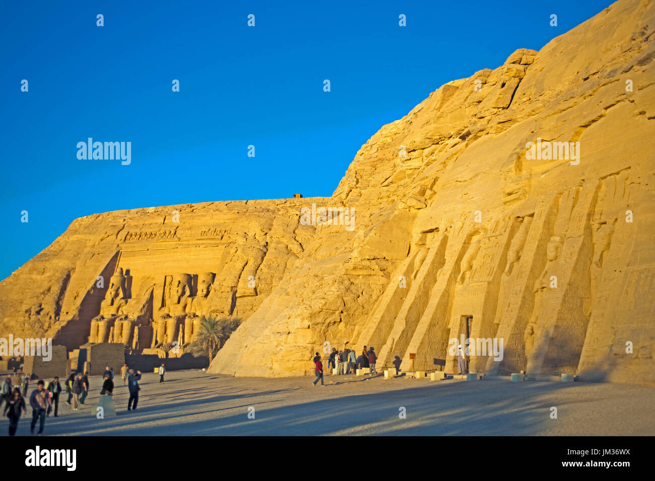 Aegypten ha, Abu Simbel, Hathortempel der Nefertari, der Lieblingsfrau von Ramses II., link dahinter der Grosse Tempel des Ramses II. Foto Stock