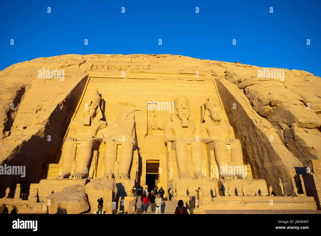 Aegypten ha, Abu Simbel, Kolossalstatuen vor dem Tempel von Ramses II. Foto Stock