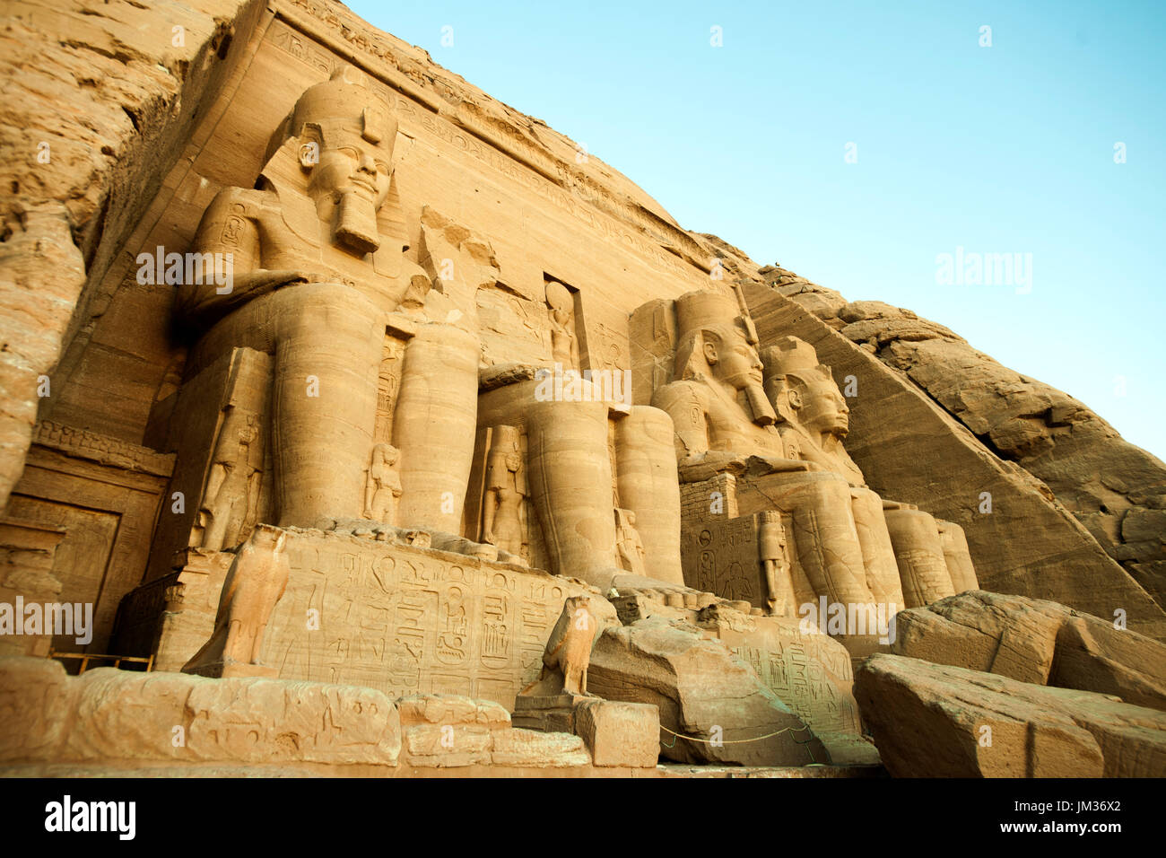 Aegypten ha, Abu Simbel, Kolossalstatuen vor dem Tempel von Ramses II. Foto Stock
