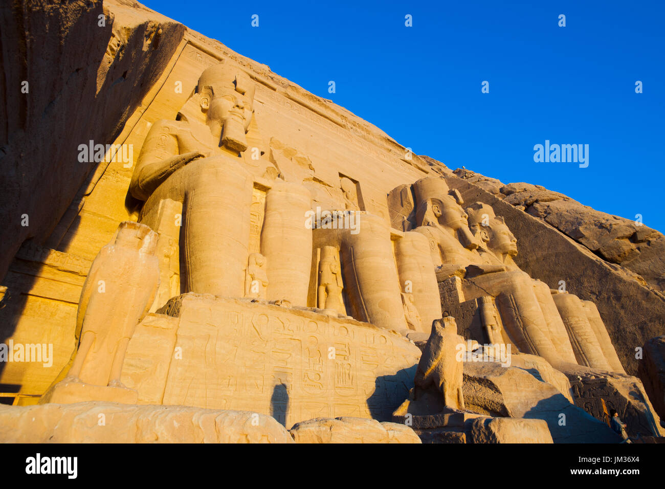 Aegypten ha, Abu Simbel, Kolossalstatuen vor dem Tempel von Ramses II. Foto Stock