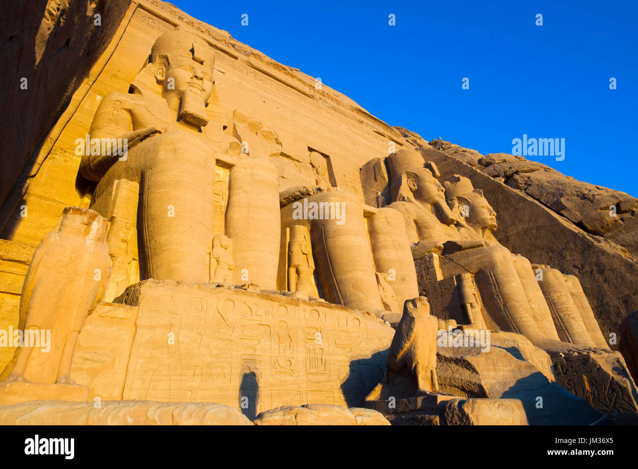 Aegypten ha, Abu Simbel, Kolossalstatuen vor dem Tempel von Ramses II. Foto Stock