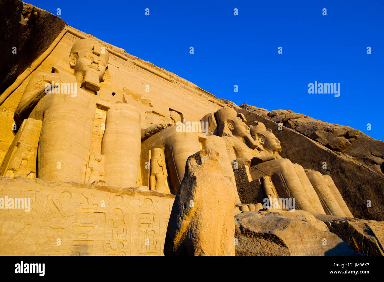 Aegypten ha, Abu Simbel, Kolossalstatuen vor dem Tempel von Ramses II. Foto Stock