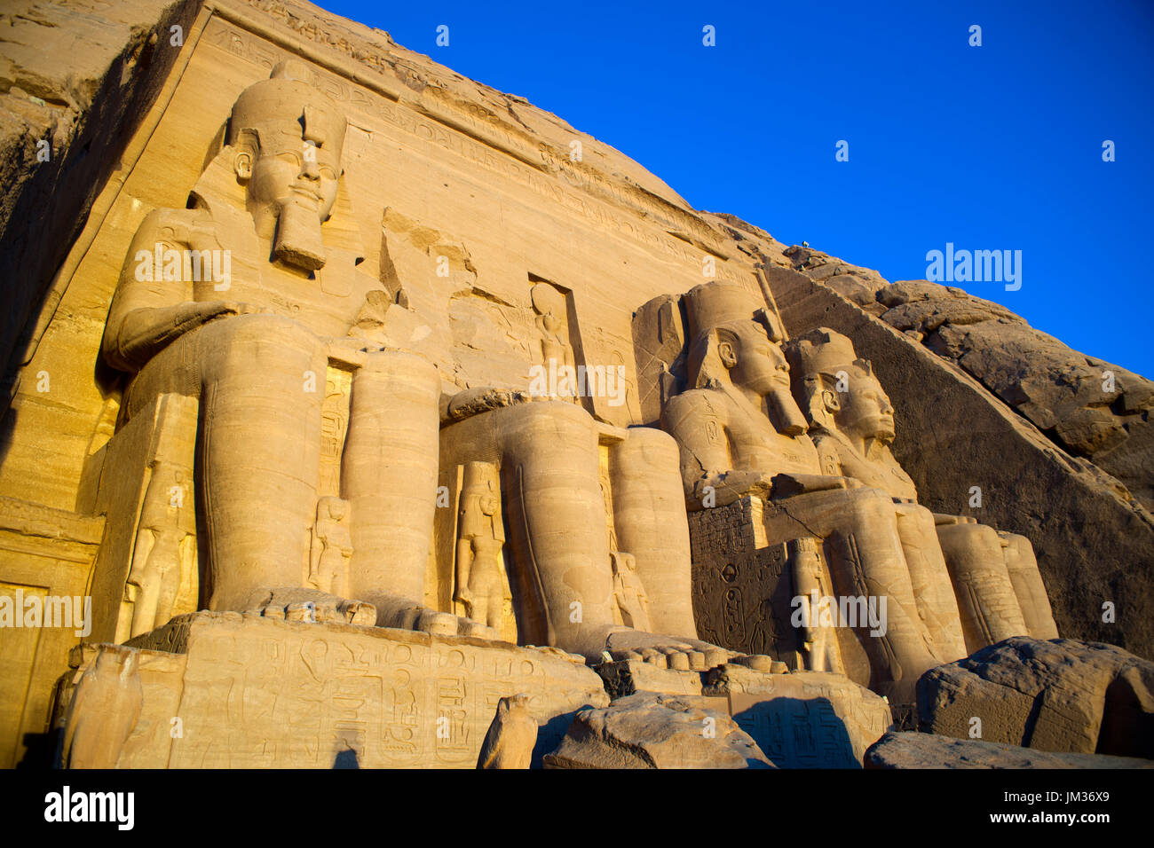 Aegypten ha, Abu Simbel, Kolossalstatuen vor dem Tempel von Ramses II. Foto Stock