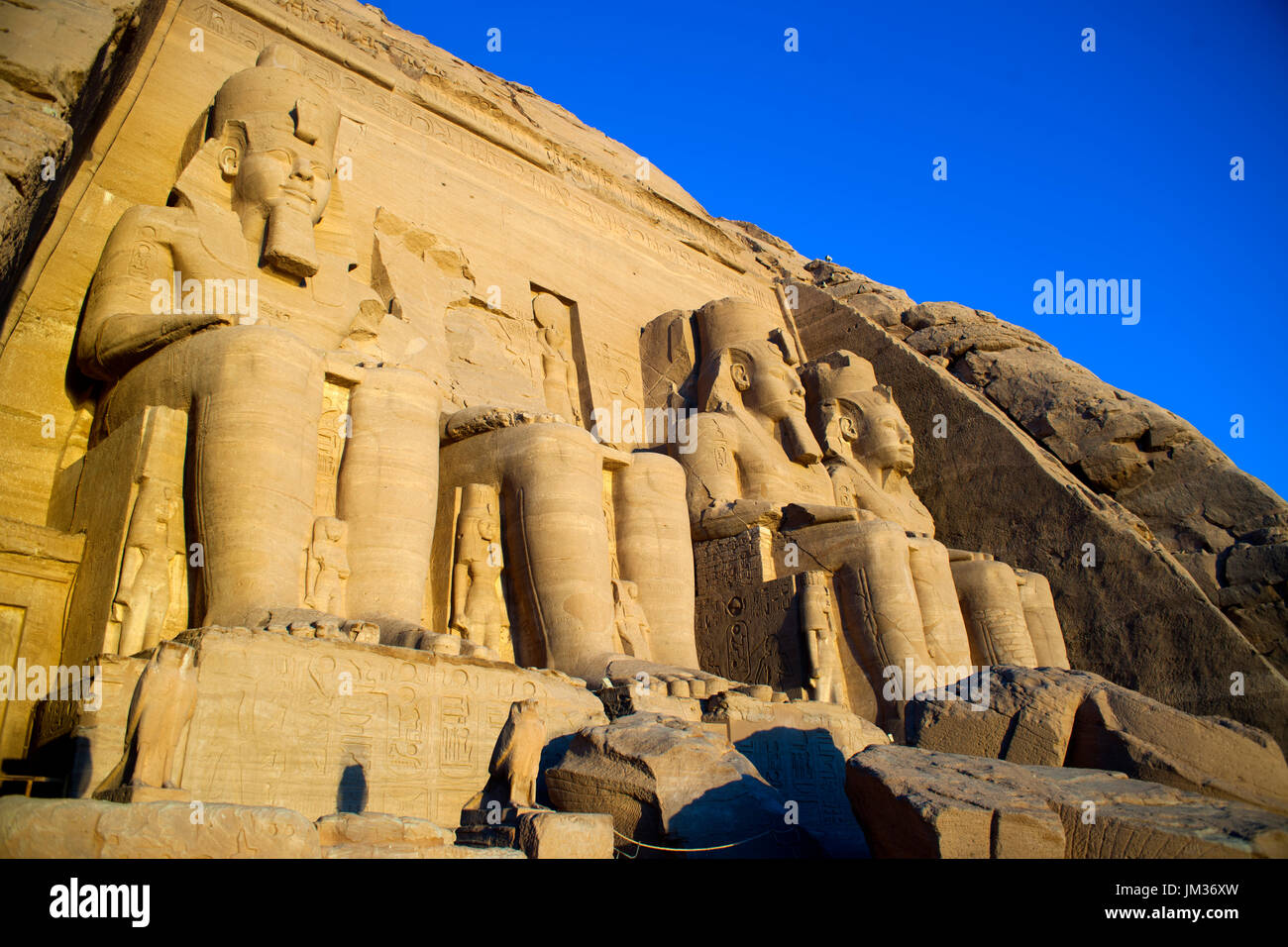 Aegypten ha, Abu Simbel, Kolossalstatuen vor dem Tempel von Ramses II. Foto Stock