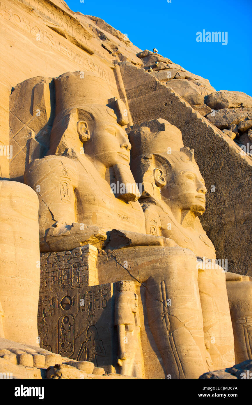 Aegypten ha, Abu Simbel, Kolossalstatuen vor dem Tempel von Ramses II. Foto Stock
