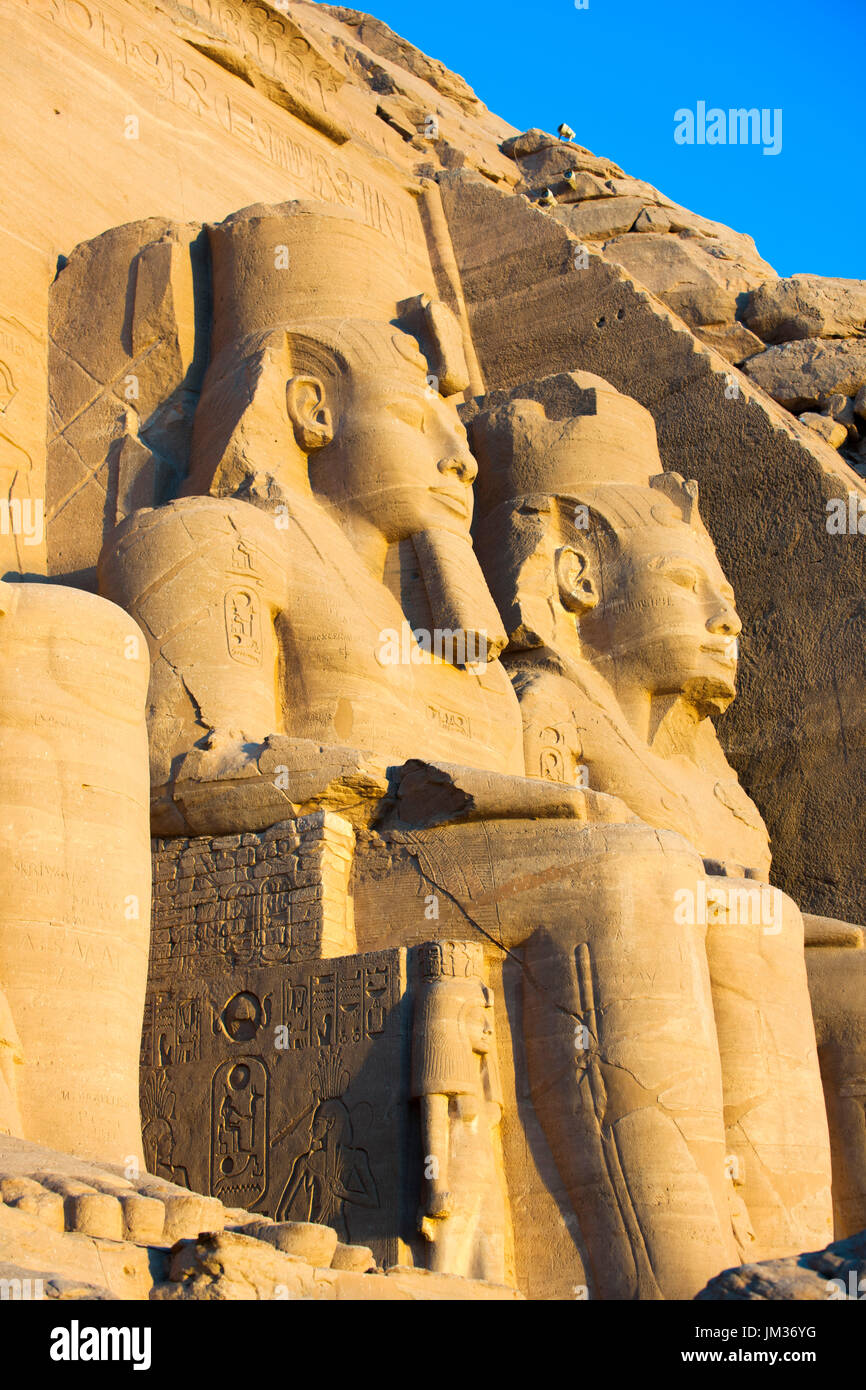 Aegypten ha, Abu Simbel, Kolossalstatuen vor dem Tempel von Ramses II. Foto Stock