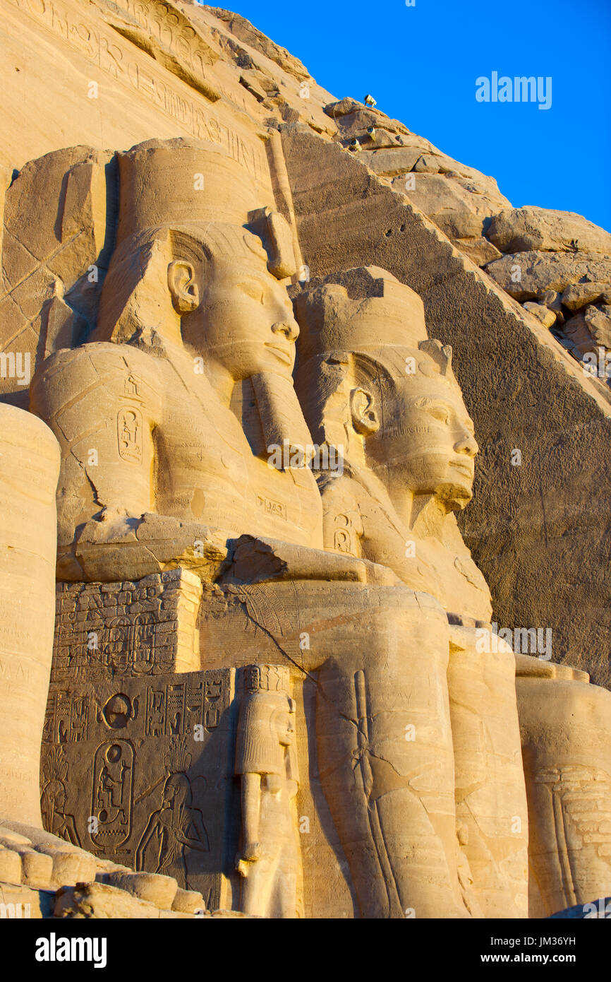 Aegypten ha, Abu Simbel, Kolossalstatuen vor dem Tempel von Ramses II. Foto Stock