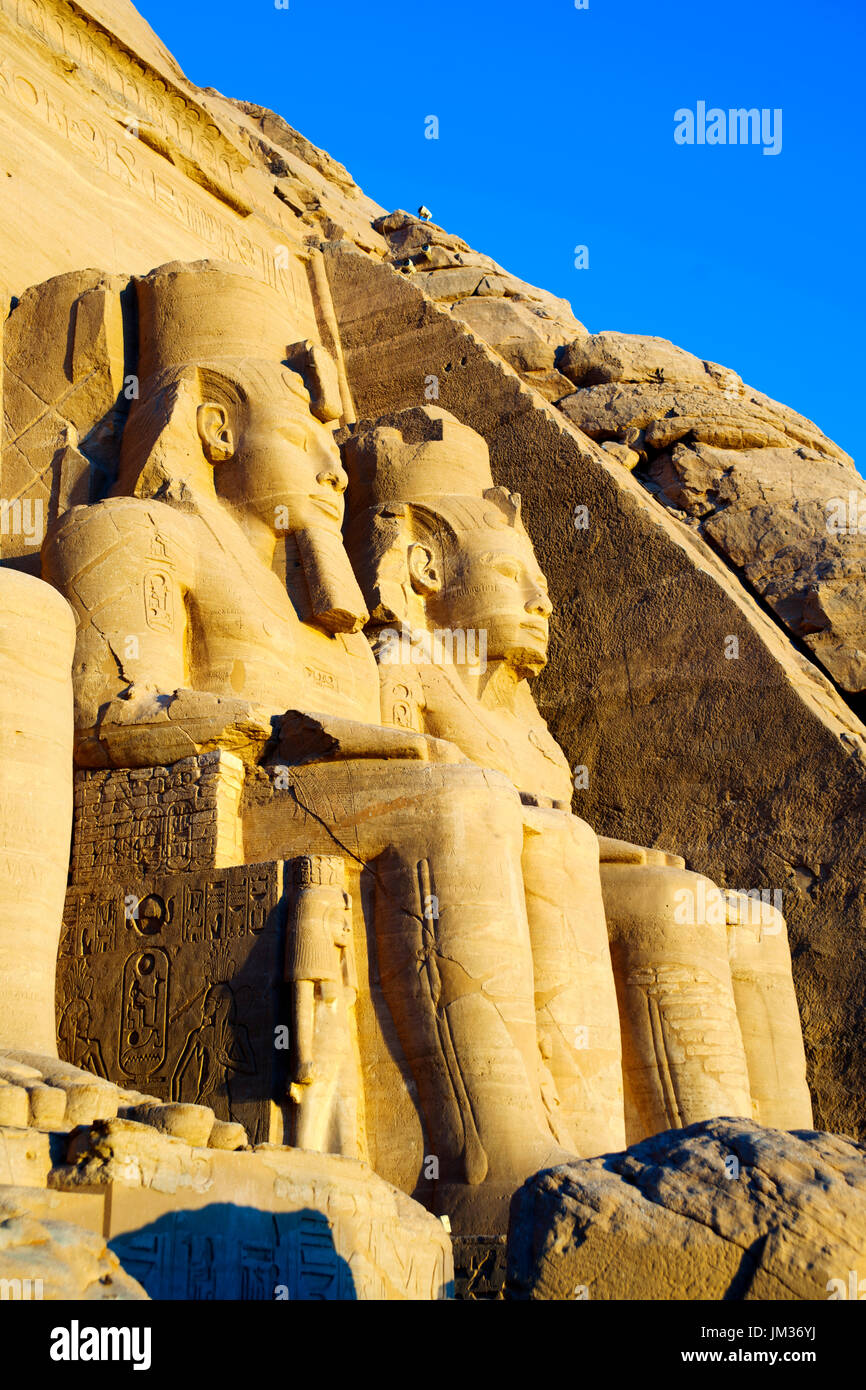 Aegypten ha, Abu Simbel, Kolossalstatuen vor dem Tempel von Ramses II. Foto Stock