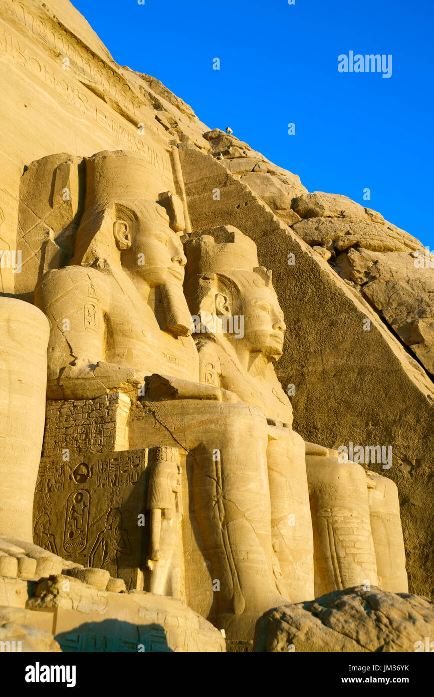 Aegypten ha, Abu Simbel, Kolossalstatuen vor dem Tempel von Ramses II. Foto Stock