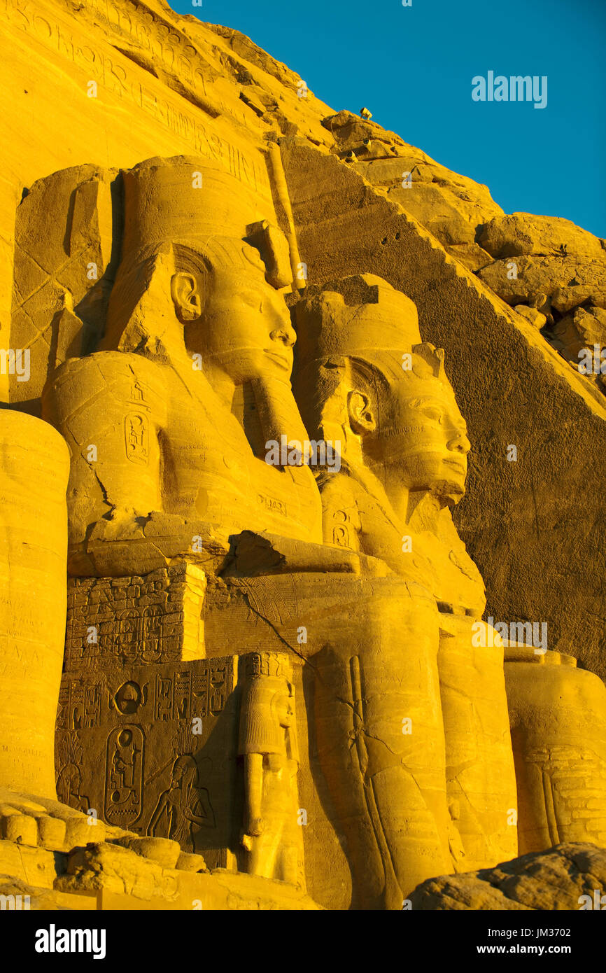 Aegypten ha, Abu Simbel, Kolossalstatuen vor dem Tempel von Ramses II. Foto Stock