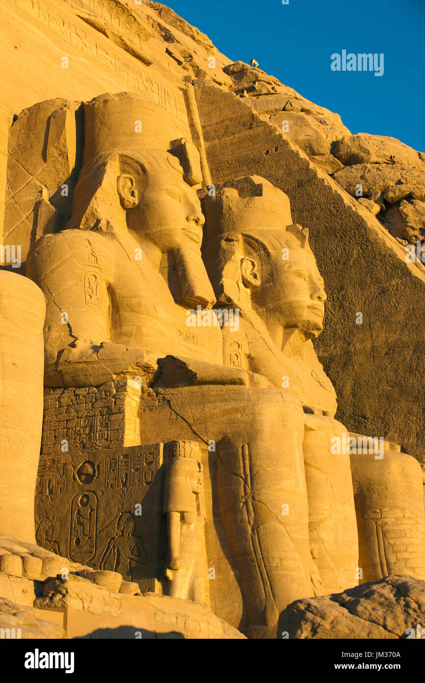 Aegypten ha, Abu Simbel, Kolossalstatuen vor dem Tempel von Ramses II. Foto Stock