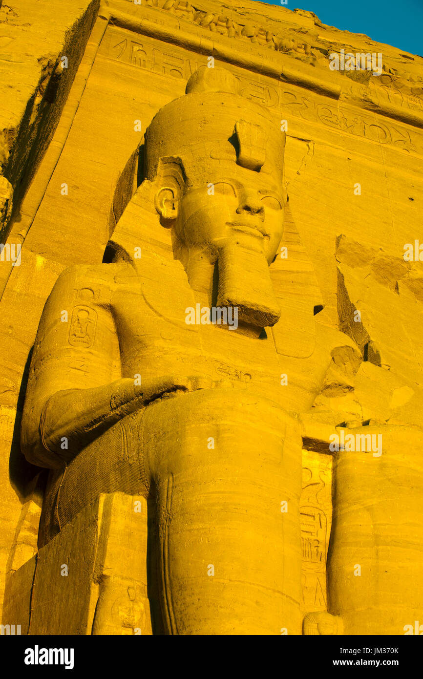 Aegypten ha, Abu Simbel, Kolossalstatuen vor dem Tempel von Ramses II. Foto Stock