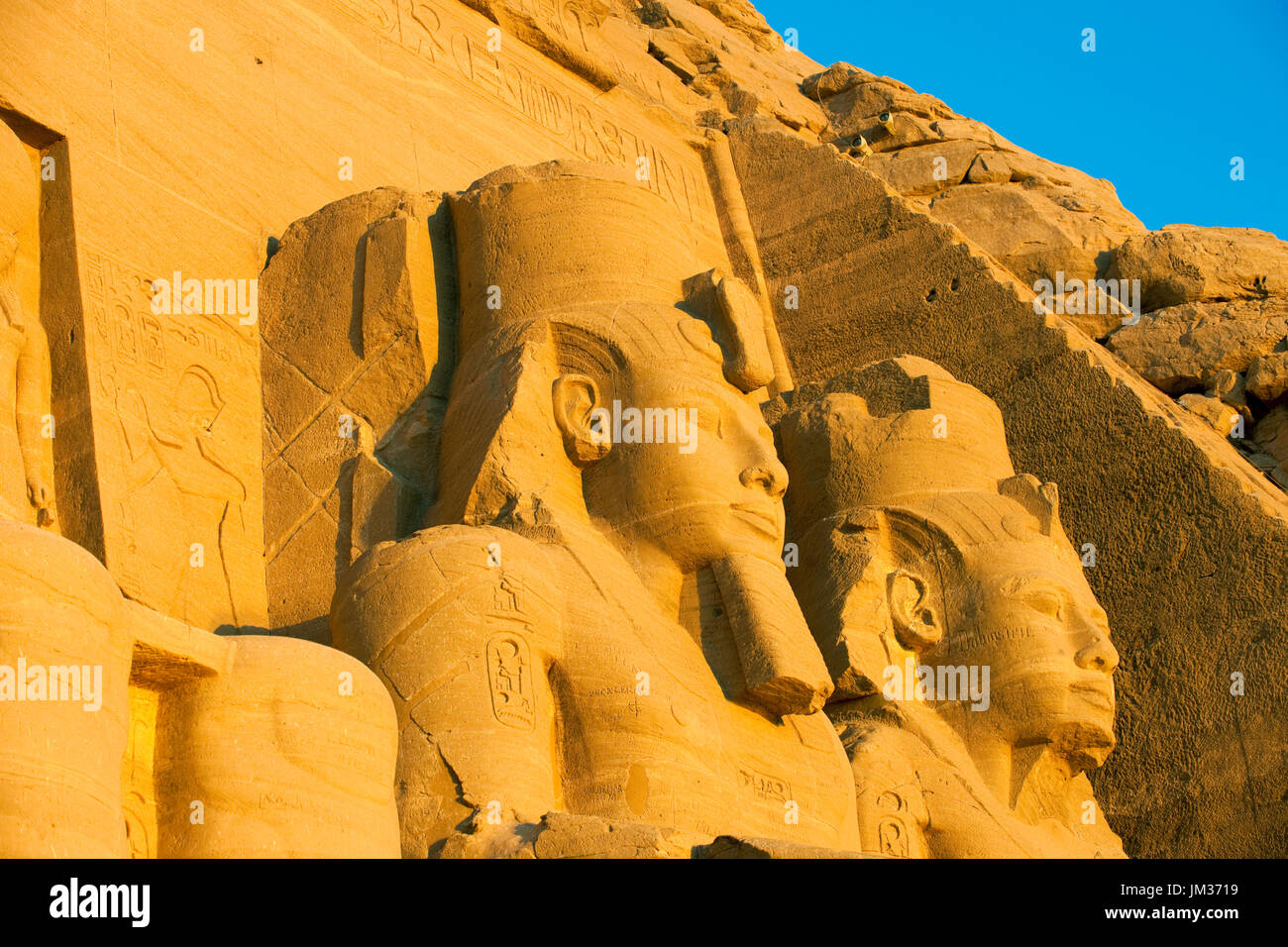 Aegypten ha, Abu Simbel, Kolossalstatuen vor dem Tempel von Ramses II. Foto Stock