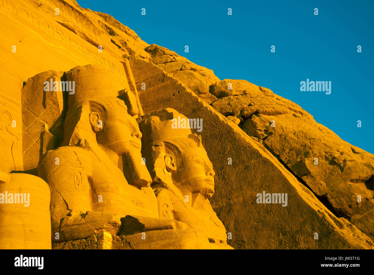 Aegypten ha, Abu Simbel, Kolossalstatuen vor dem Tempel von Ramses II. Foto Stock