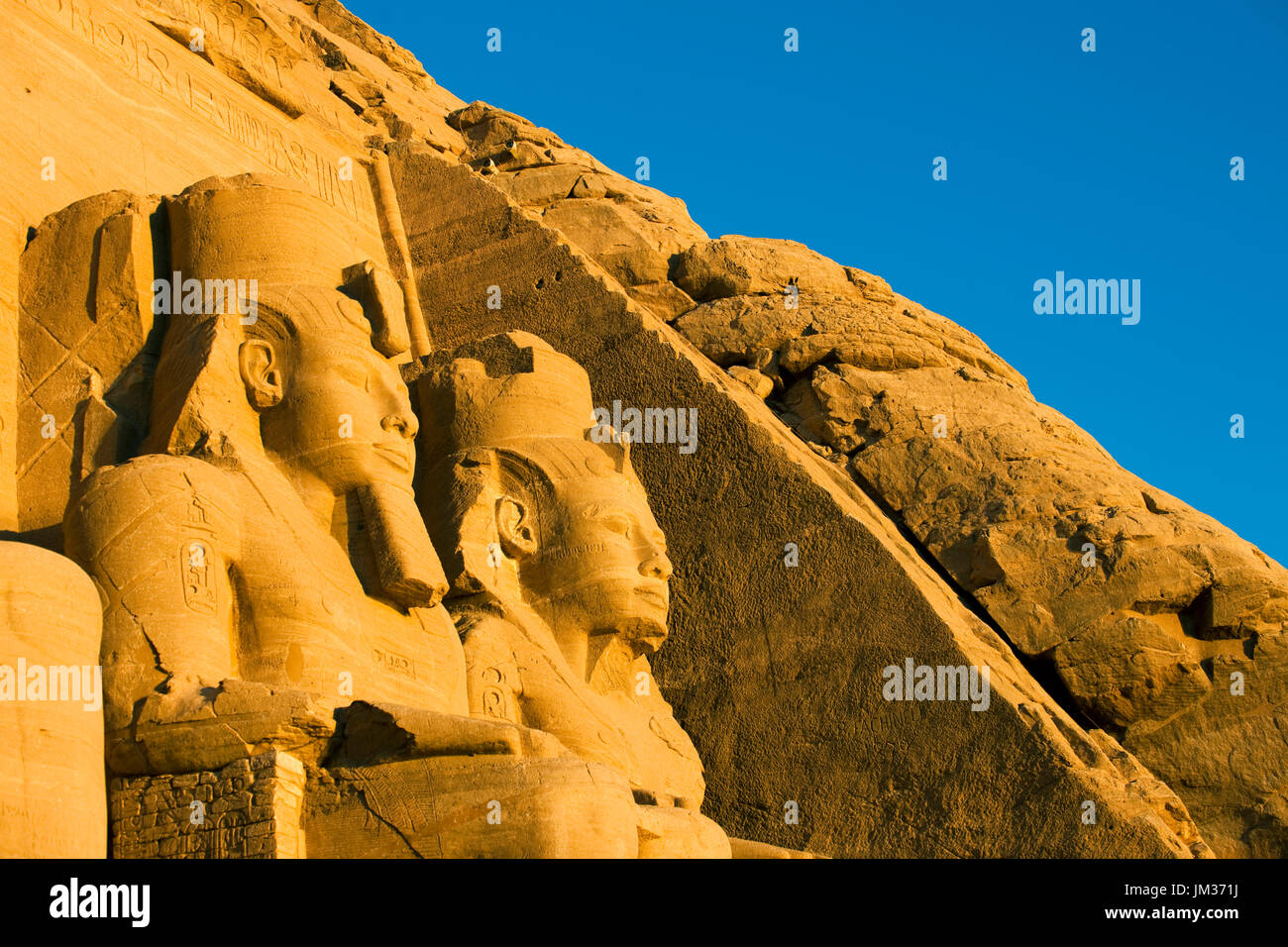 Aegypten ha, Abu Simbel, Kolossalstatuen vor dem Tempel von Ramses II. Foto Stock