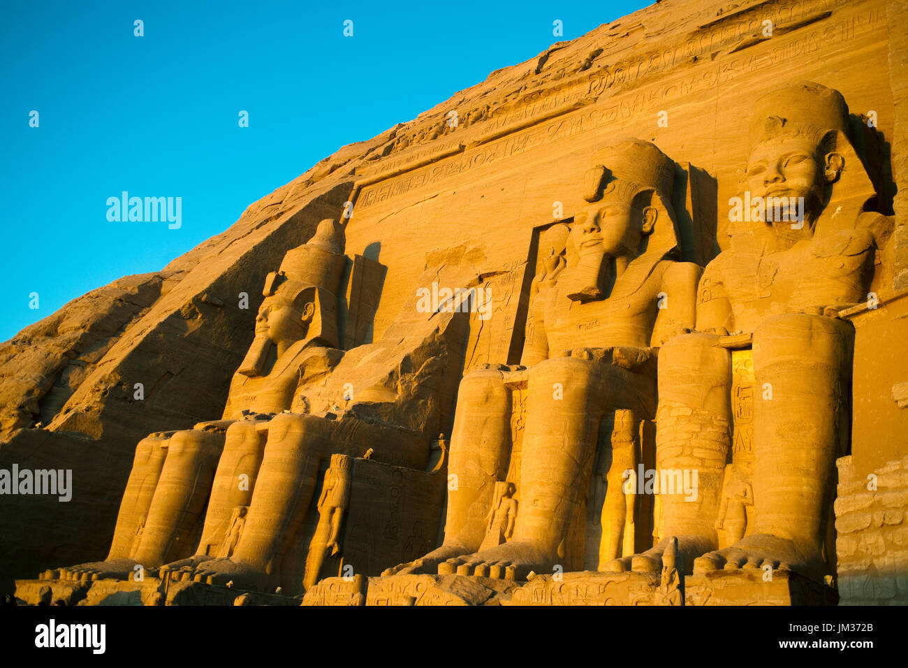 Aegypten ha, Abu Simbel, Kolossalstatuen vor dem Tempel von Ramses II. Foto Stock