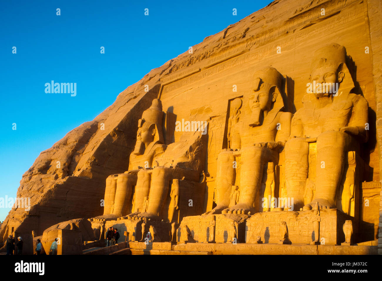 Aegypten ha, Abu Simbel, Kolossalstatuen vor dem Tempel von Ramses II. Foto Stock