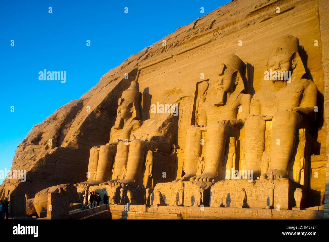 Aegypten ha, Abu Simbel, Kolossalstatuen vor dem Tempel von Ramses II. Foto Stock