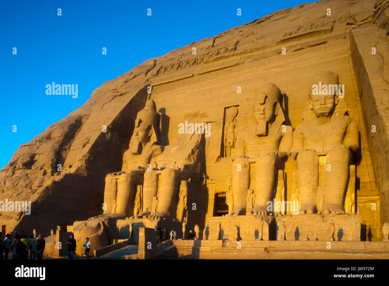 Aegypten ha, Abu Simbel, Kolossalstatuen vor dem Tempel von Ramses II. Foto Stock