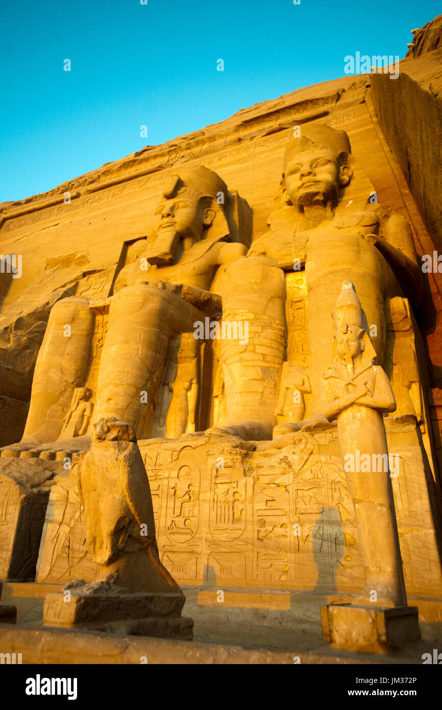 Aegypten ha, Abu Simbel, Kolossalstatuen vor dem Tempel von Ramses II. Foto Stock