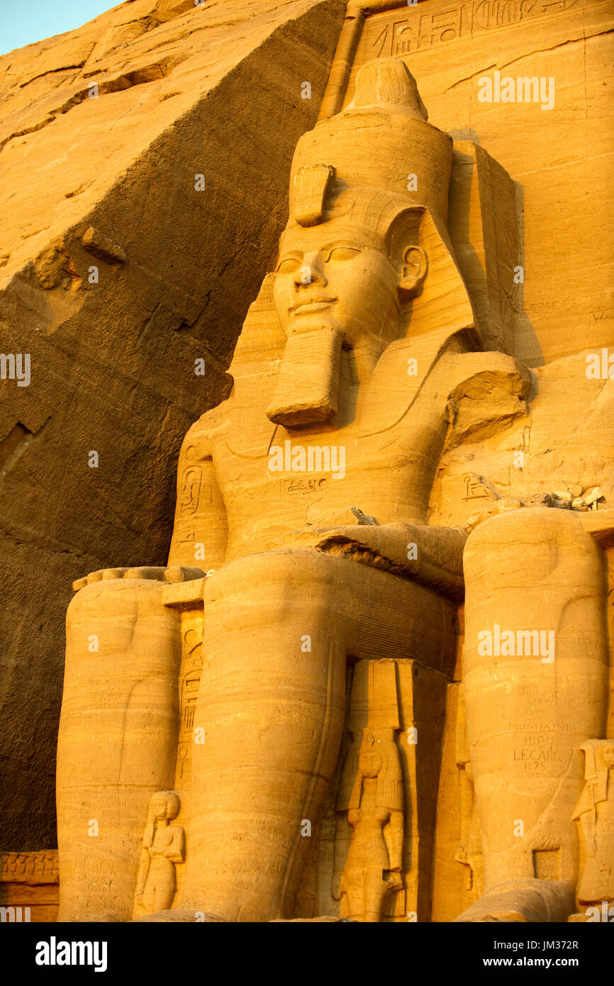 Aegypten ha, Abu Simbel, Kolossalstatuen vor dem Tempel von Ramses II. Foto Stock