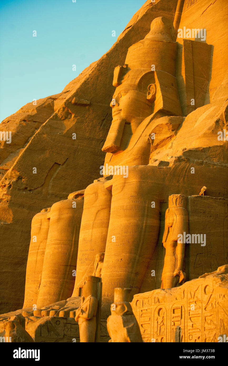 Aegypten ha, Abu Simbel, Kolossalstatuen vor dem Tempel von Ramses II. Foto Stock