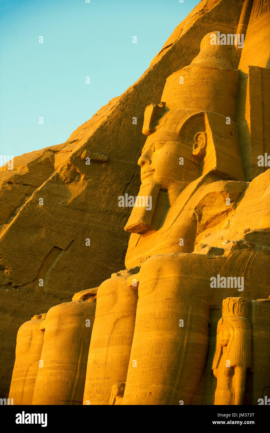 Aegypten ha, Abu Simbel, Kolossalstatuen vor dem Tempel von Ramses II. Foto Stock