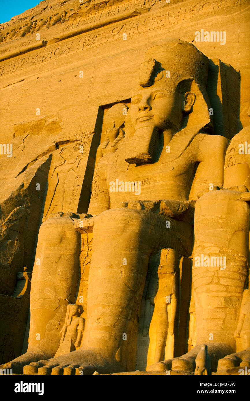 Aegypten ha, Abu Simbel, Kolossalstatuen vor dem Tempel von Ramses II. Foto Stock