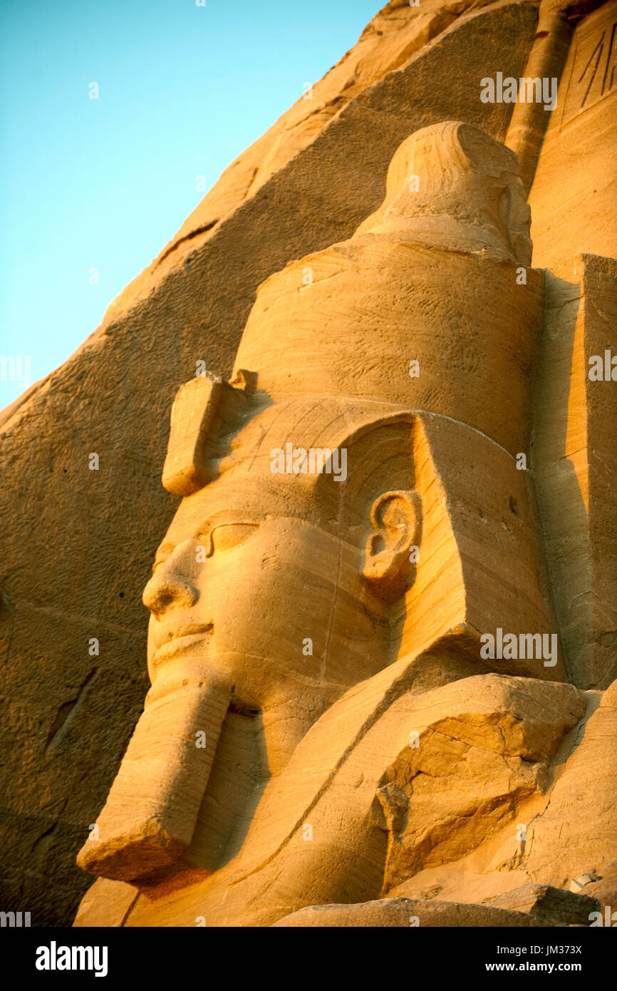 Aegypten ha, Abu Simbel, Kolossalstatuen vor dem Tempel von Ramses II. Foto Stock